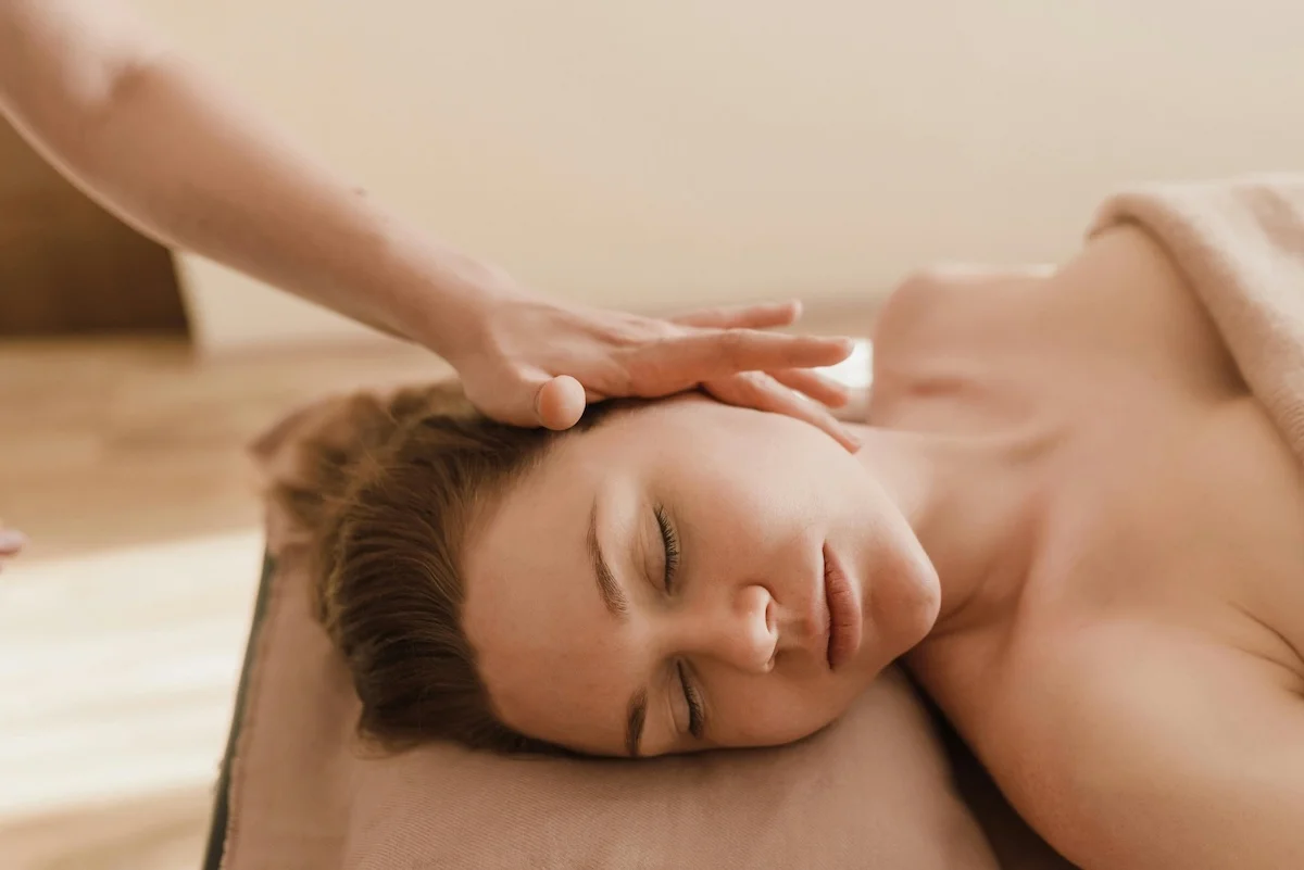 Kobido Ausbildung ,  Kobido Kurs ,  Kobido Seminar ,  Kobido Massage Kurs ,  Kobido Massage Ausbildung ,  Sculptural Facelift Massage Kurs ,  Sculptural Facelift Massage ,  Japanische Gesichtsmassage Ausbildung ,  Chinesische Facelift Massage ,  Chinesische Gesichtsmassage Ausbildung ,  Chinesische Gesichtsmassage Kurs ,  Chinesische Gesichtsmassage Seminar ,  Gua Sha Massage Ausbildung ,  Chinesische Facelifting Massage Ausbildung ,  Kobido Ausbildung in der Nähe ,  Gua Sha Massage Seminar ,  Facelifting Massage Ausbildung ,  Buccal Face Massage Ausbildung ,  Buccal Facelift Massage Kurs ,  Buccal Facelifting Ausbildung ,  Kobido Seminar in der Nähe, Wimpernverlängerung Schulung ,  Wimpernverlängerung Kurs ,  Wimpernextension Kurs ,  Wimpernverlängerung Ausbildung ,  Lash extension Kurs ,  Lash extensions Schulung ,  Wimpernstylistin Schulung ,  Wimpernstylistin Ausbildung ,  Wimpernschulung ,  Wimpern Volumen Schulung ,  Aquafacial Schulung -Lomi Massage Ausbildung ,  Lomi Massage Kurs ,  Lomi Ausbildung ,  Lomi Seminar ,  Lomi Kurs ,  Wellness Massage Kurs ,  Wellness Massage Ausbildung, Fußpflege Ausbildung ,  Ausbildung Fußpflege ,  Fußpflege Schulung ,  Fußpflege Schnellkurs ,  Fußpflegerin Ausbildung ,  Fußpflegerin Kurs ,  Fachfußpflege Ausbildung ,  Fachfußpflege Kurs ,  Fachfußpflege Schulung ,  Fußpflegerin Kurs ,  Ausbildung Fußpflegerin ,  Ausbildung Fachfußpflege ,  Ausbildung Fußpflege in der Nähe, Frau genießt japanische Gesichtsmassage