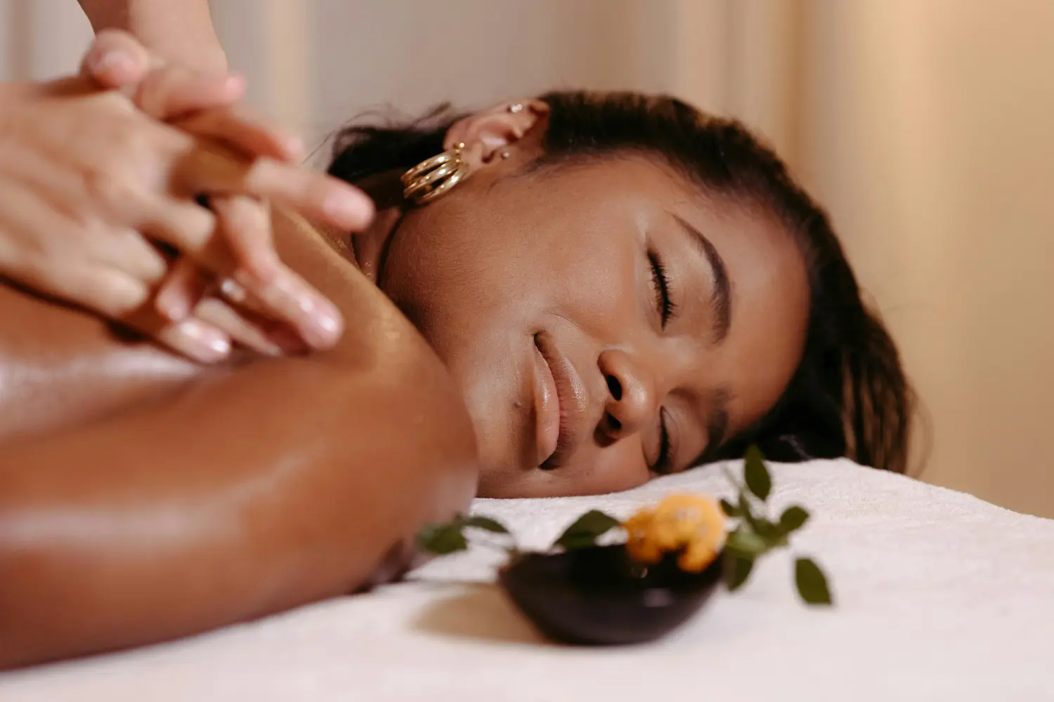 Frau genießt Wellnessmassage